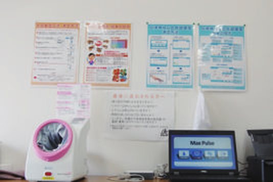 血圧計とストレス測定器を設置した測定コーナー