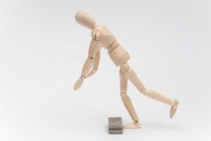 職場での“つまづき”が危険信号？段差・配線・足元環境の見直しで転倒予防