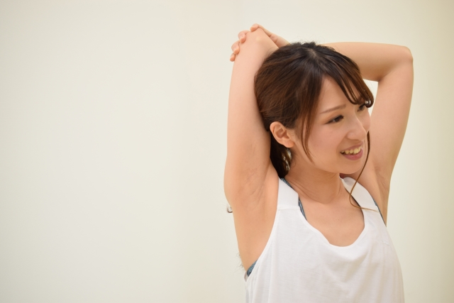 座りっぱなしで固まった背中をゆるめる簡単セルフストレッチ3選