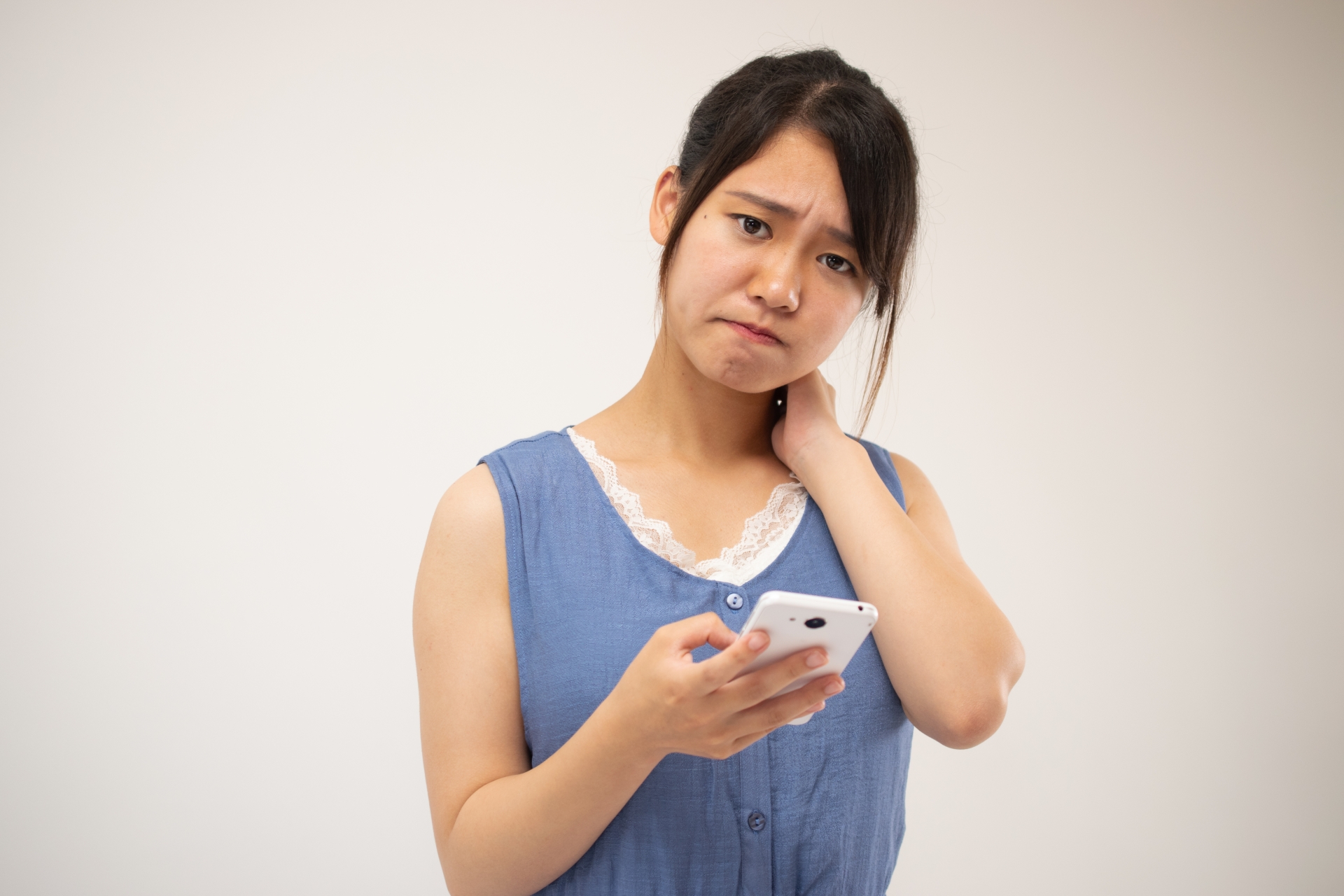 在宅勤務中心の30代女性が、首こり・睡眠不調の改善を実感。セラゼムマスターV4を1ヶ月使ったリアルな体験談を紹介します。