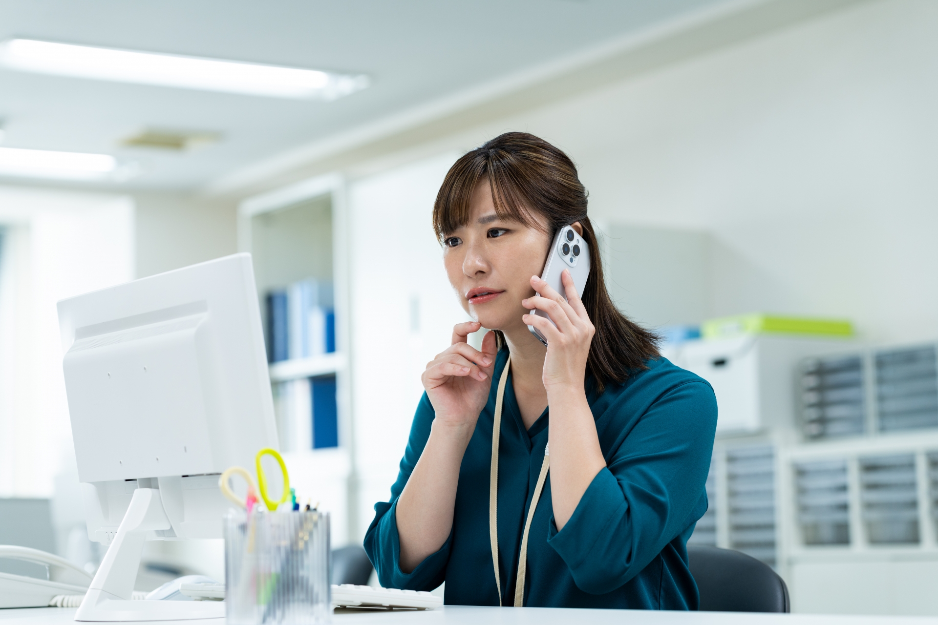 長時間のデスクワークで疲れた背骨を守る