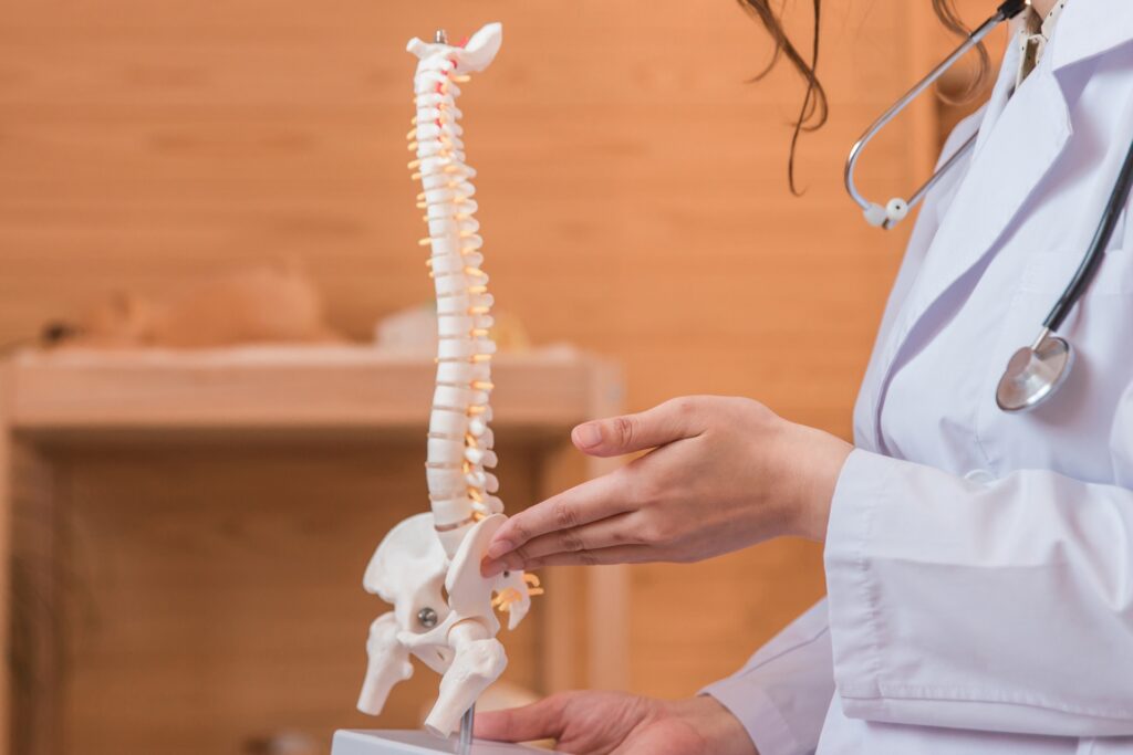 背骨を整えてリラックス。自宅でできる1日1時間の温熱セルフケア習慣