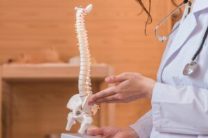 背骨を整えてリラックス。自宅でできる1日1時間の温熱セルフケア習慣